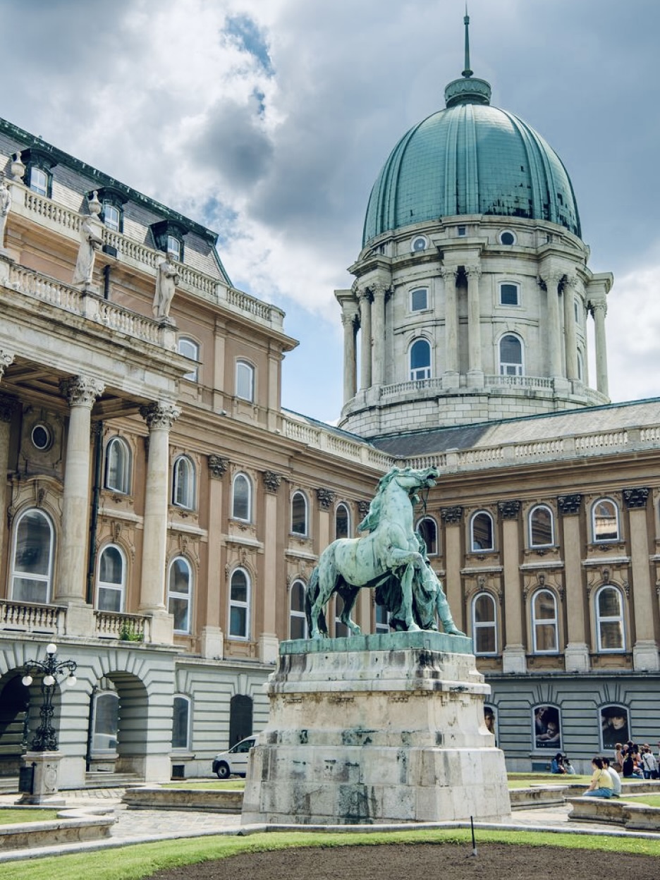 Zboruri către Budapesta (BUD)